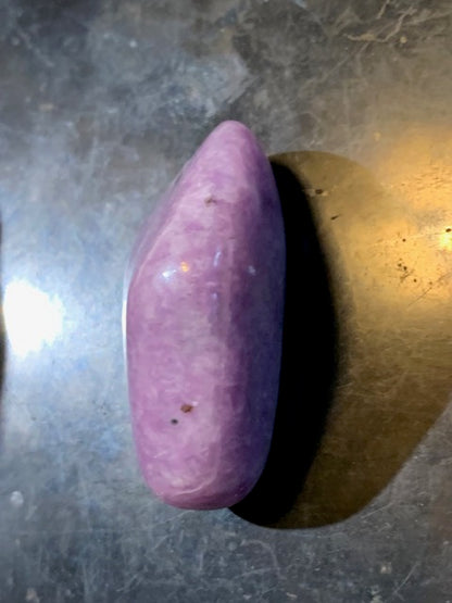 Lépidolite (Mica violet) - Pierre roulée de 32 mm x 25 x 19 - 23,9 gr.