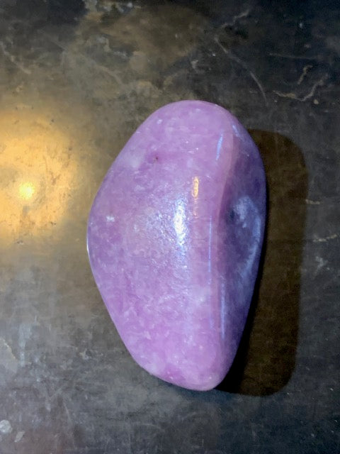 Lépidolite (Mica violet) - Pierre roulée de 32 mm x 25 x 19 - 23,9 gr.