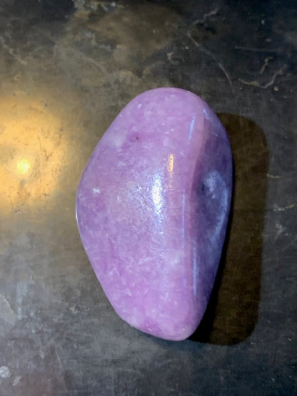 Lépidolite (Mica violet) - Pierre roulée de 32 mm x 25 x 19 - 23,9 gr.
