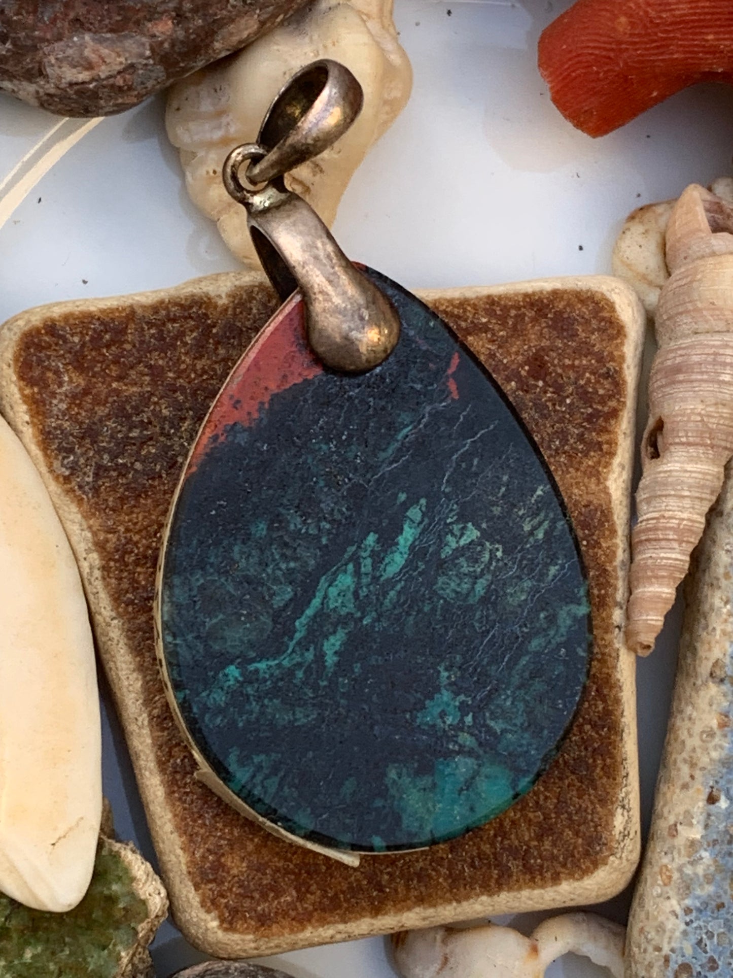 Chrysocolle ! Pendentif unique en Argent, 42mm de hauteur x 22 de largeur x 5 d'épaisseur. Vendu avec cordon réglable de couleur noire. Fait par Gen & Zen !