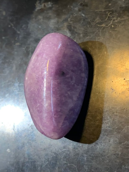 Lépidolite (Mica violet) - Pierre roulée de 32 mm x 25 x 19 - 23,9 gr.