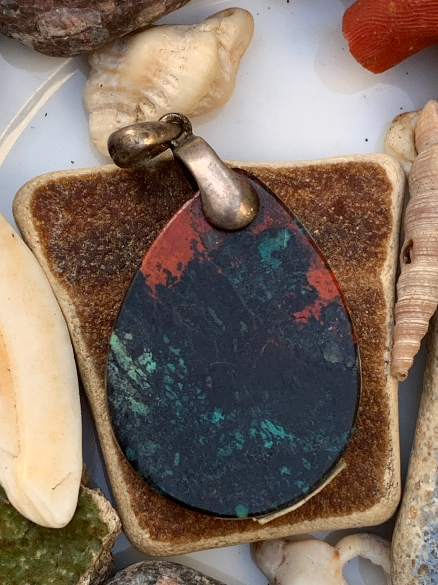 Chrysocolle ! Pendentif unique en Argent, 42mm de hauteur x 22 de largeur x 5 d'épaisseur. Vendu avec cordon réglable de couleur noire. Fait par Gen & Zen !