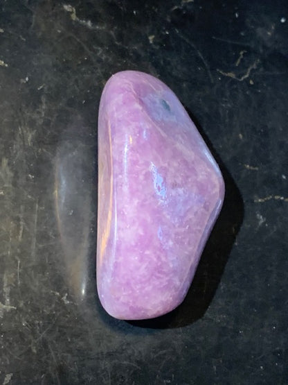 Lépidolite (Mica violet) - Pierre roulée de 32 mm x 25 x 19 - 23,9 gr.