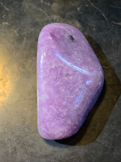 Lépidolite (Mica violet) - Pierre roulée de 32 mm x 25 x 19 - 23,9 gr.
