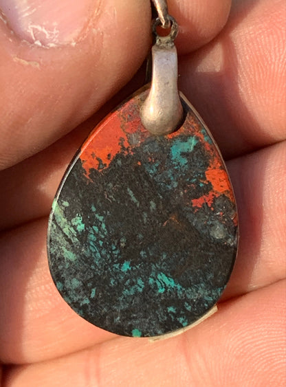 Chrysocolle ! Pendentif unique en Argent, 42mm de hauteur x 22 de largeur x 5 d'épaisseur. Vendu avec cordon réglable de couleur noire. Fait par Gen & Zen !