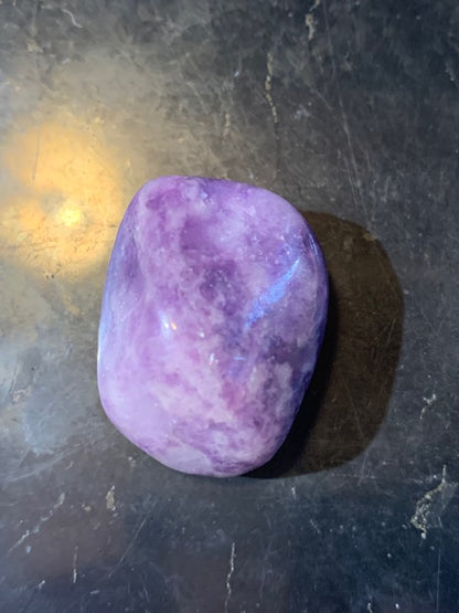 Lépidolite (Mica violet) - Pierre roulée de 30 mm x 22 x 18 - 20,5 gr.