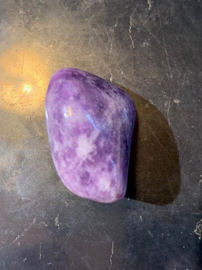Lépidolite (Mica violet) - Pierre roulée de 30 mm x 22 x 18 - 20,5 gr.
