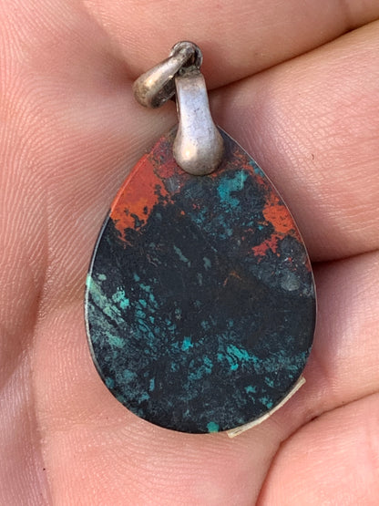 Chrysocolle ! Pendentif unique en Argent, 42mm de hauteur x 22 de largeur x 5 d'épaisseur. Vendu avec cordon réglable de couleur noire. Fait par Gen & Zen !