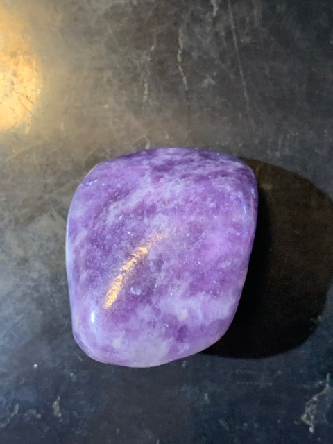 Lépidolite (Mica violet) - Pierre roulée de 30 mm x 22 x 18 - 20,5 gr.