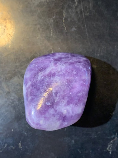 Lépidolite (Mica violet) - Pierre roulée de 30 mm x 22 x 18 - 20,5 gr.