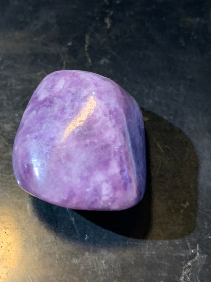 Lépidolite (Mica violet) - Pierre roulée de 30 mm x 22 x 18 - 20,5 gr.