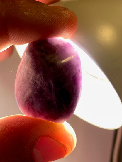 Lépidolite (Mica violet) - Pierre roulée de 30 mm x 22 x 18 - 20,5 gr.