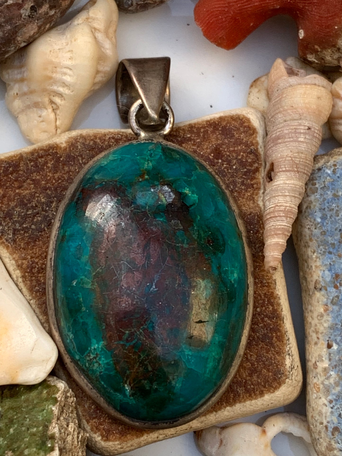Chrysocolle ! Pendentif unique en Argent, 45mm de hauteur x 21 de largeur x 10 d'épaisseur. Vendu avec cordon réglable de couleur noire. Fait par Gen & Zen !