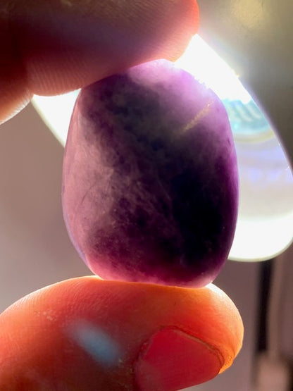 Lépidolite (Mica violet) - Pierre roulée de 30 mm x 22 x 18 - 20,5 gr.