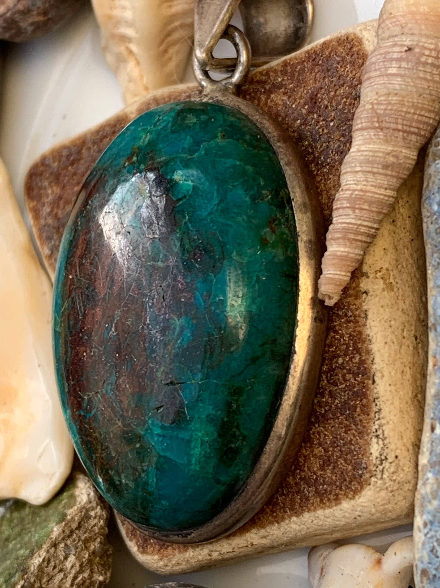 Chrysocolle ! Pendentif unique en Argent, 45mm de hauteur x 21 de largeur x 10 d'épaisseur. Vendu avec cordon réglable de couleur noire. Fait par Gen & Zen !