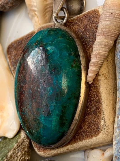 Chrysocolle ! Pendentif unique en Argent, 45mm de hauteur x 21 de largeur x 10 d'épaisseur. Vendu avec cordon réglable de couleur noire. Fait par Gen & Zen !