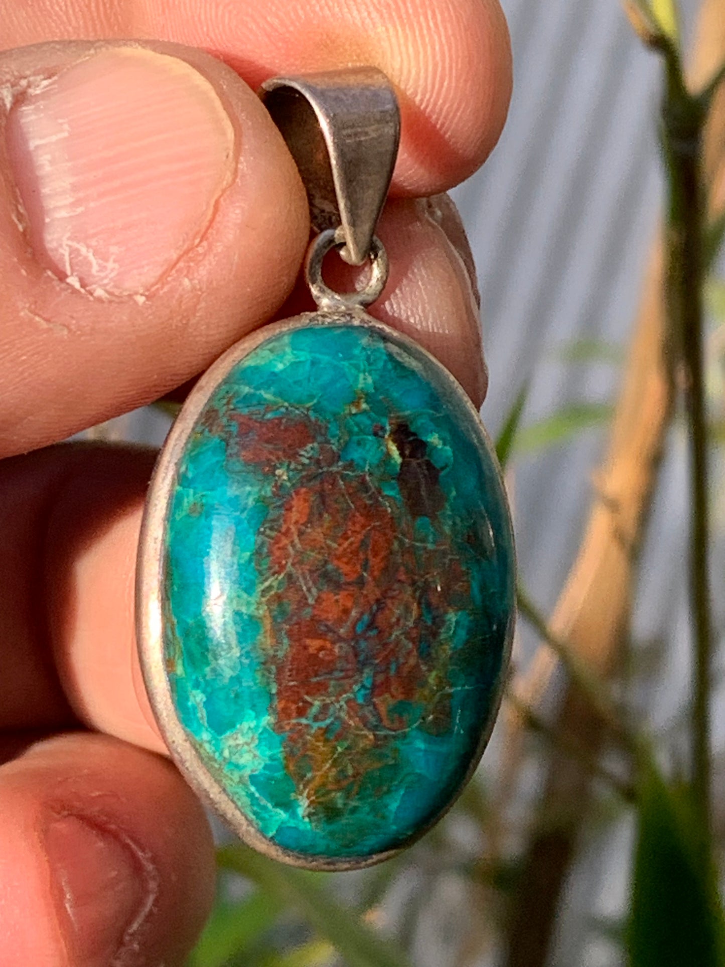 Chrysocolle ! Pendentif unique en Argent, 45mm de hauteur x 21 de largeur x 10 d'épaisseur. Vendu avec cordon réglable de couleur noire. Fait par Gen & Zen !