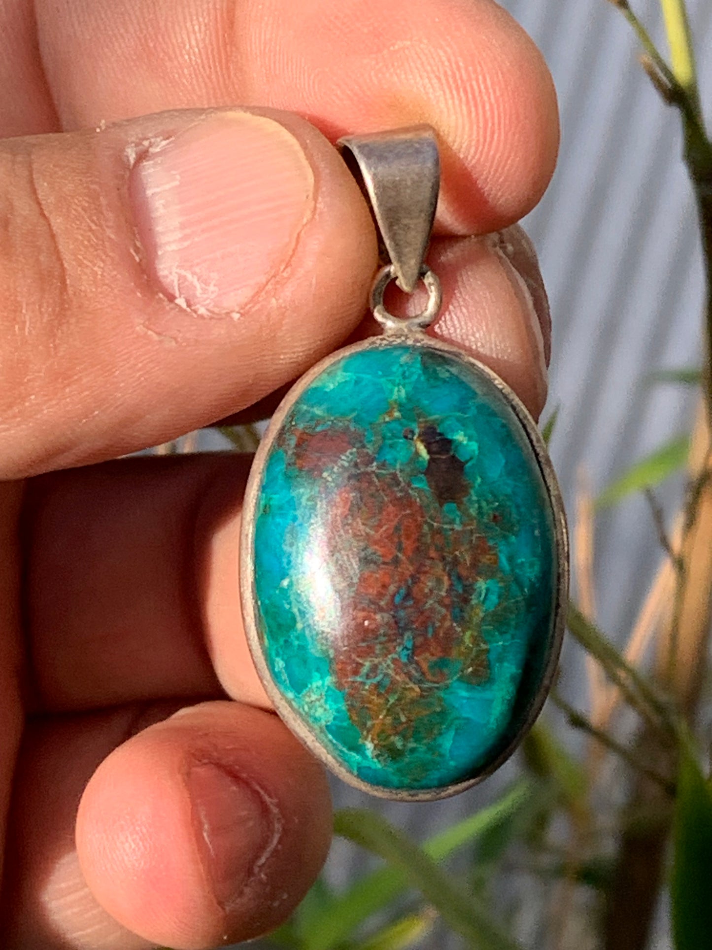 Chrysocolle ! Pendentif unique en Argent, 45mm de hauteur x 21 de largeur x 10 d'épaisseur. Vendu avec cordon réglable de couleur noire. Fait par Gen & Zen !