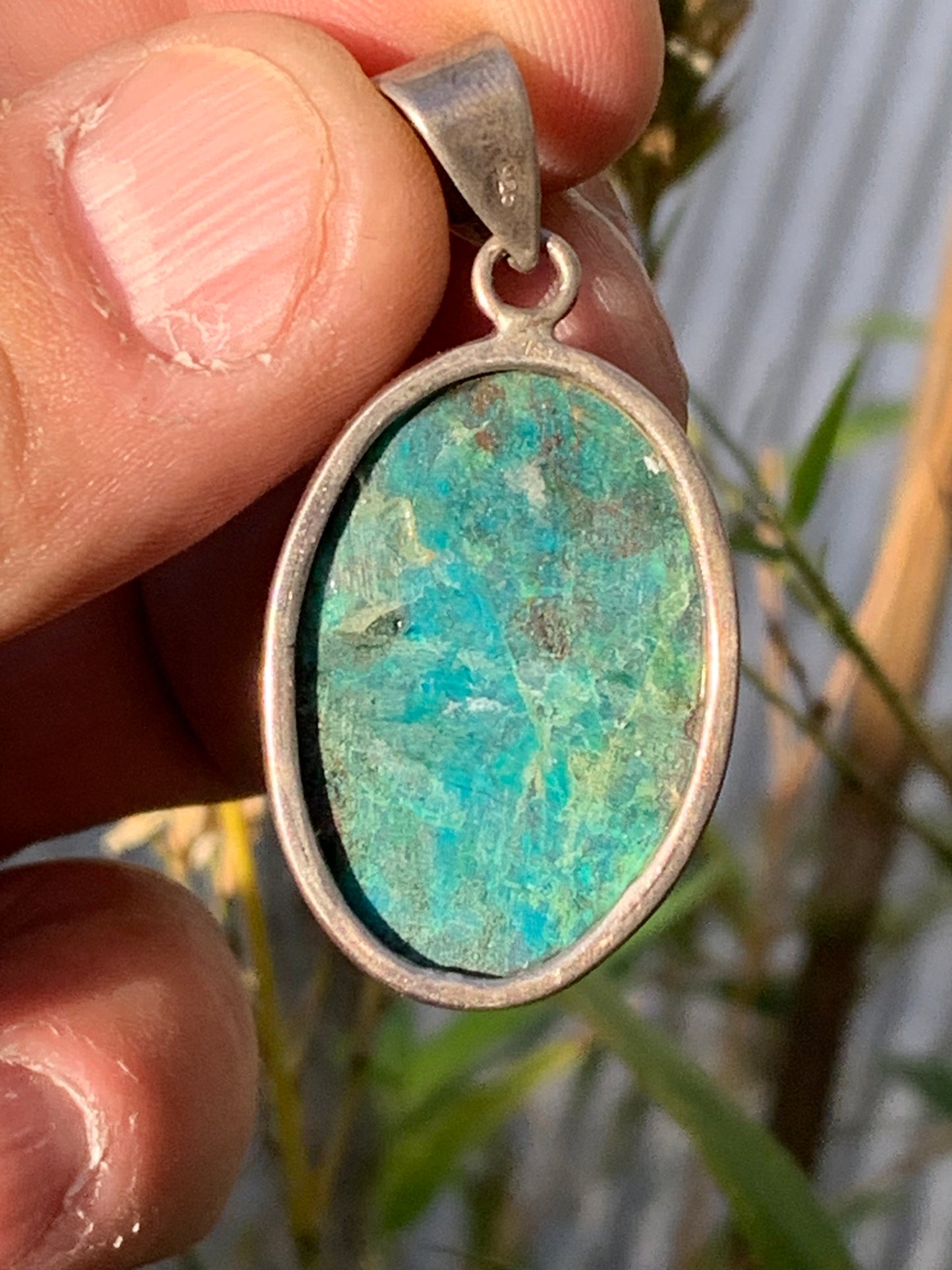 Chrysocolle ! Pendentif unique en Argent, 45mm de hauteur x 21 de largeur x 10 d'épaisseur. Vendu avec cordon réglable de couleur noire. Fait par Gen & Zen !