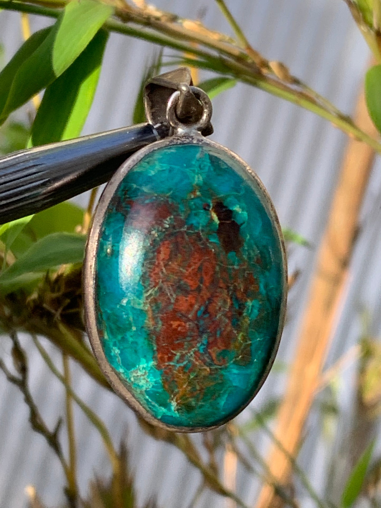 Chrysocolle ! Pendentif unique en Argent, 45mm de hauteur x 21 de largeur x 10 d'épaisseur. Vendu avec cordon réglable de couleur noire. Fait par Gen & Zen !