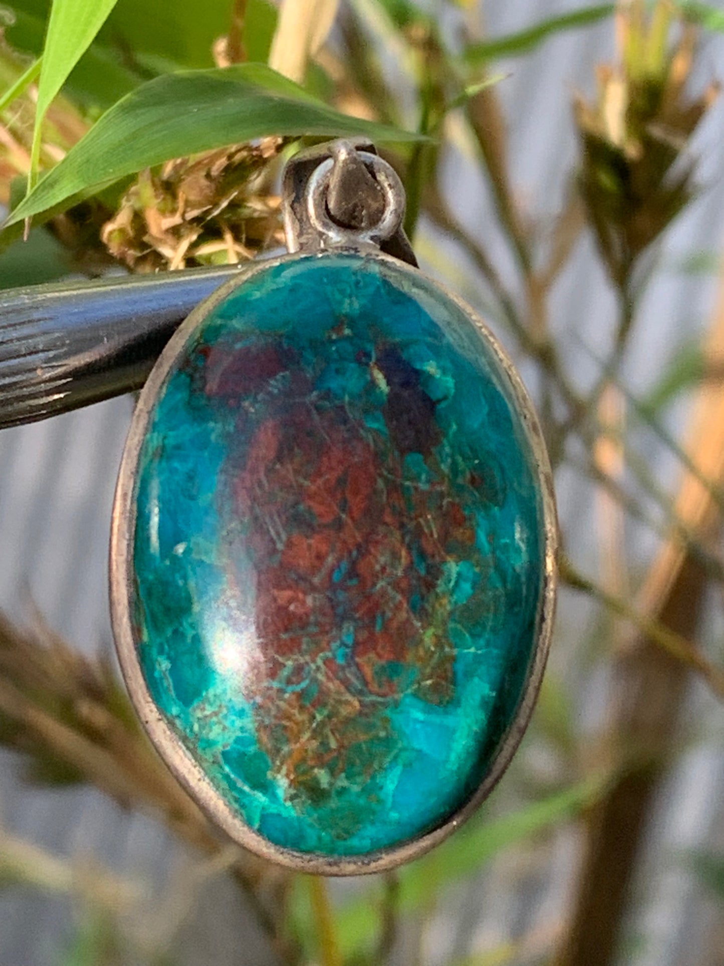 Chrysocolle ! Pendentif unique en Argent, 45mm de hauteur x 21 de largeur x 10 d'épaisseur. Vendu avec cordon réglable de couleur noire. Fait par Gen & Zen !