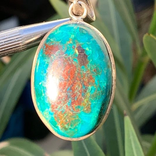 Chrysocolle ! Pendentif unique en Argent, 45mm de hauteur x 21 de largeur x 10 d'épaisseur. Vendu avec cordon réglable de couleur noire. Fait par Gen & Zen !