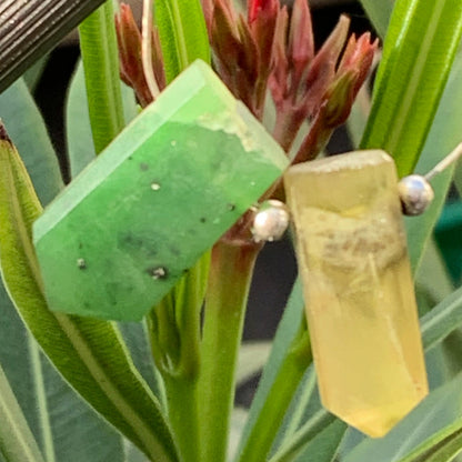 Jade, 2 cristaux percés de 20 mm x 8 x 6 environ. Qualité AA à AAA, parfait pour être monter en bijoux ou collection !