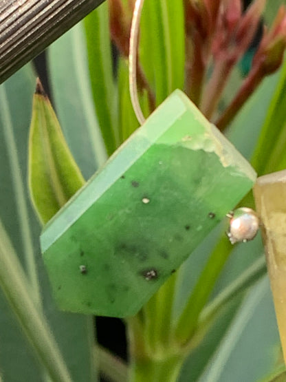 Jade, 2 cristaux percés de 20 mm x 8 x 6 environ. Qualité AA à AAA, parfait pour être monter en bijoux ou collection !