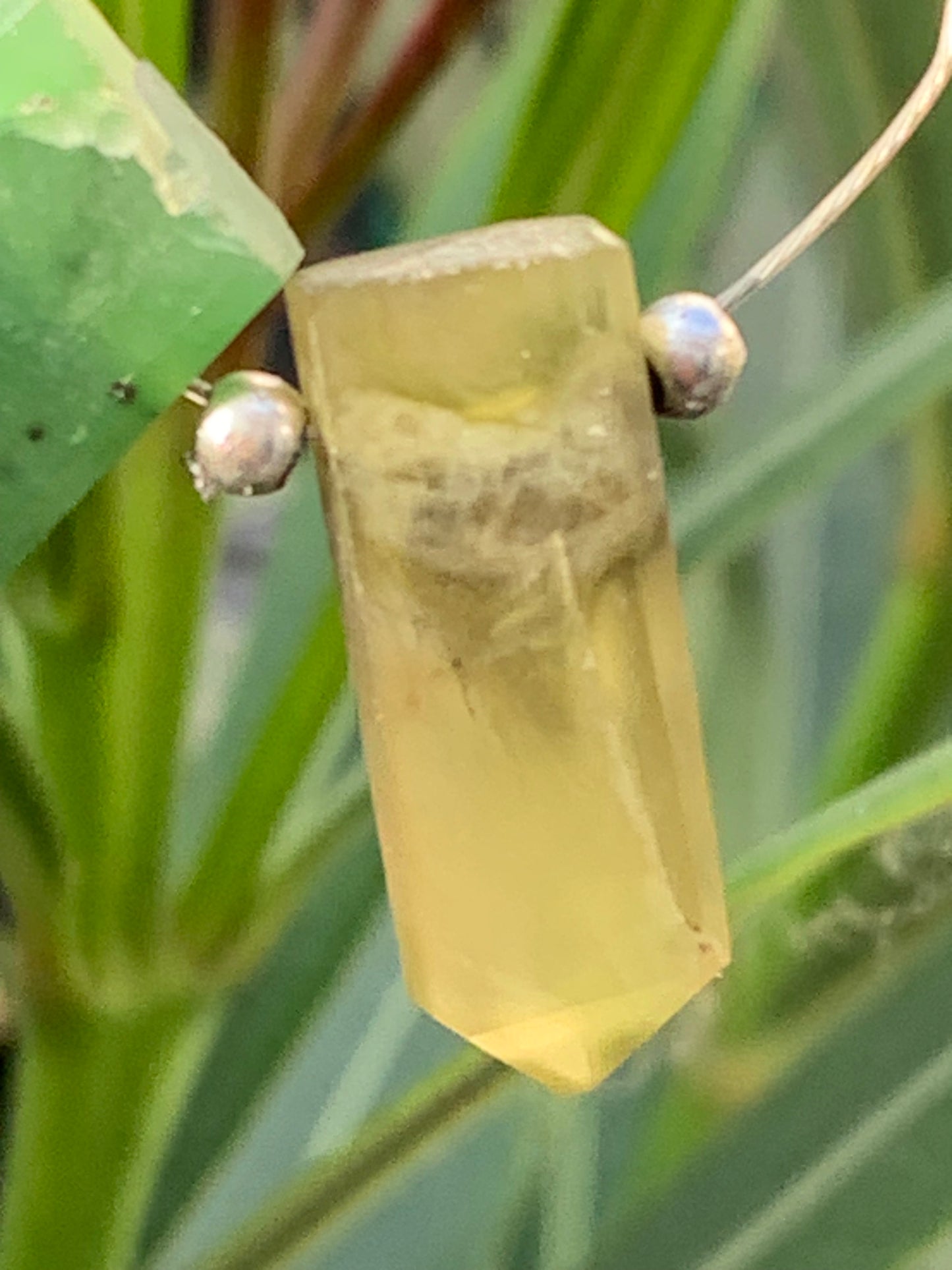 Jade, 2 cristaux percés de 20 mm x 8 x 6 environ. Qualité AA à AAA, parfait pour être monter en bijoux ou collection !