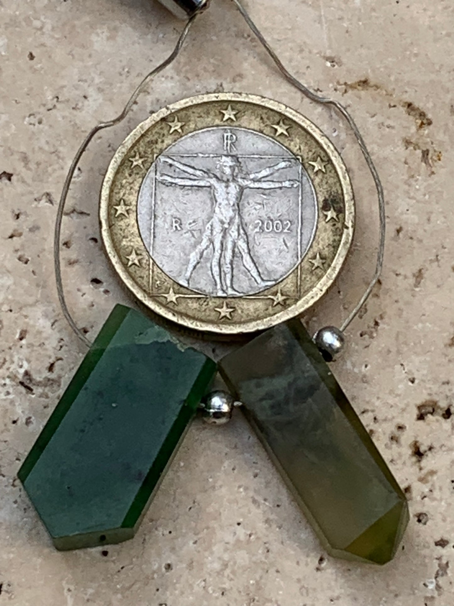 Jade, 2 cristaux percés de 20 mm x 8 x 6 environ. Qualité AA à AAA, parfait pour être monter en bijoux ou collection !