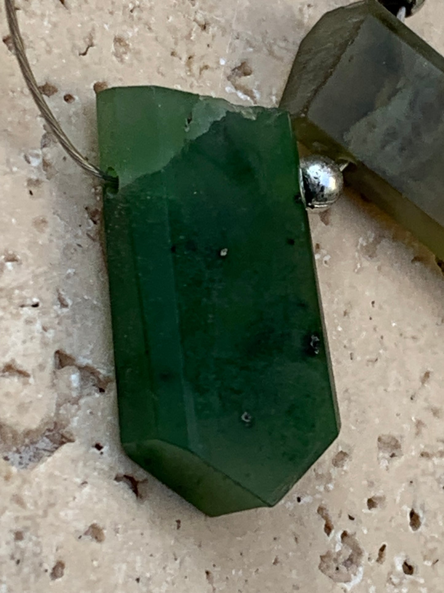 Jade, 2 cristaux percés de 20 mm x 8 x 6 environ. Qualité AA à AAA, parfait pour être monter en bijoux ou collection !