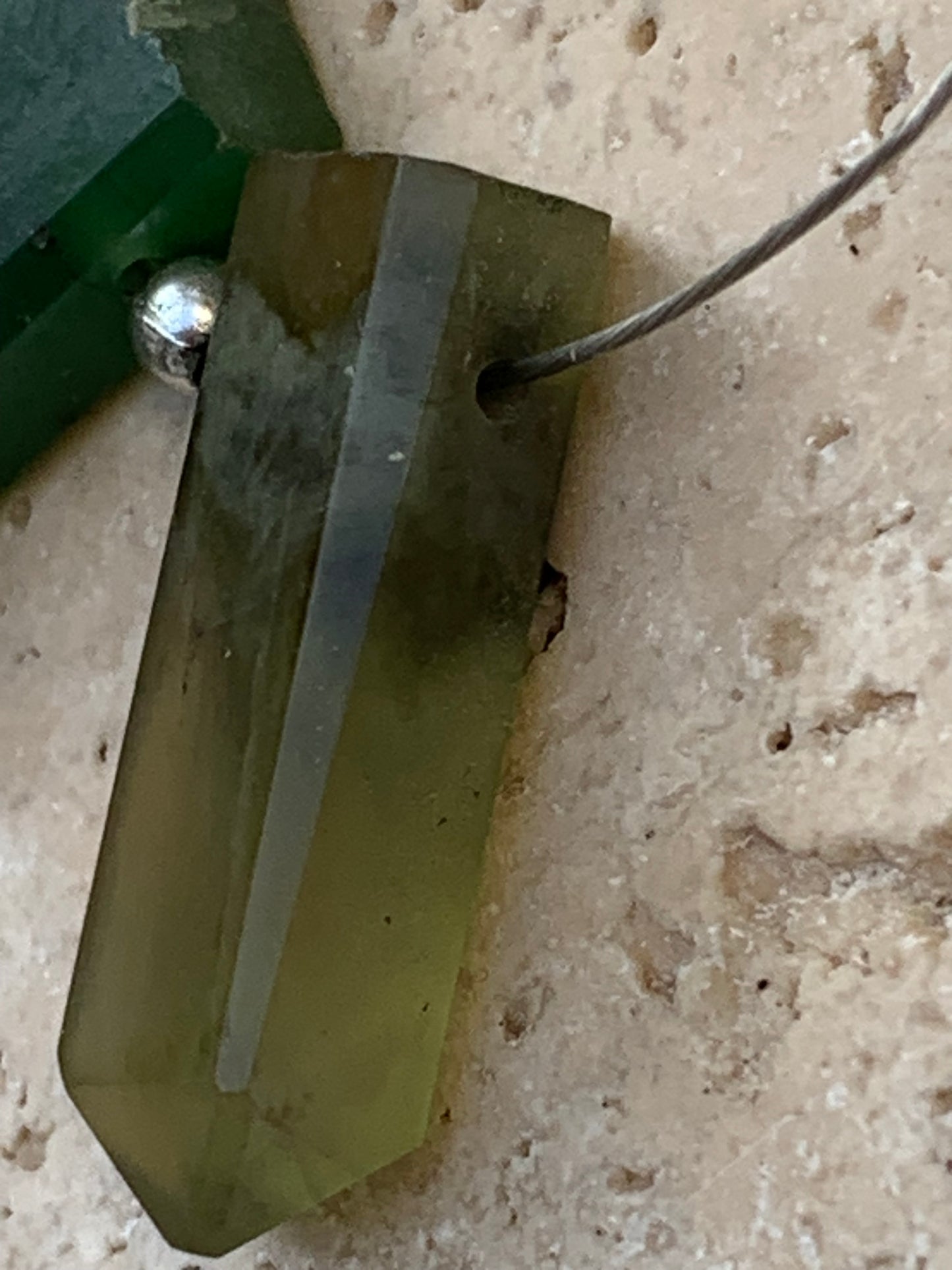 Jade, 2 cristaux percés de 20 mm x 8 x 6 environ. Qualité AA à AAA, parfait pour être monter en bijoux ou collection !