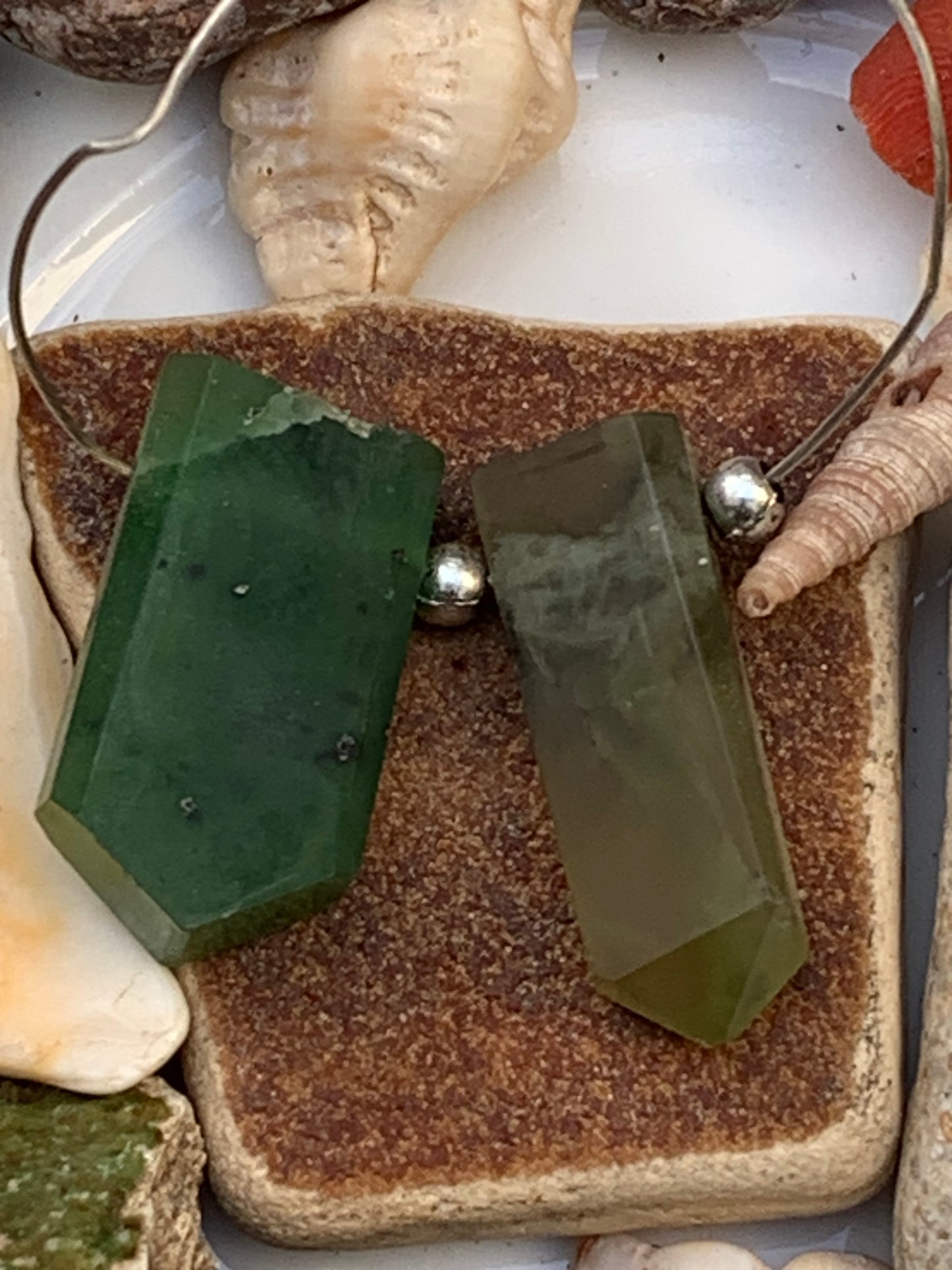 Jade, 2 cristaux percés de 20 mm x 8 x 6 environ. Qualité AA à AAA, parfait pour être monter en bijoux ou collection !