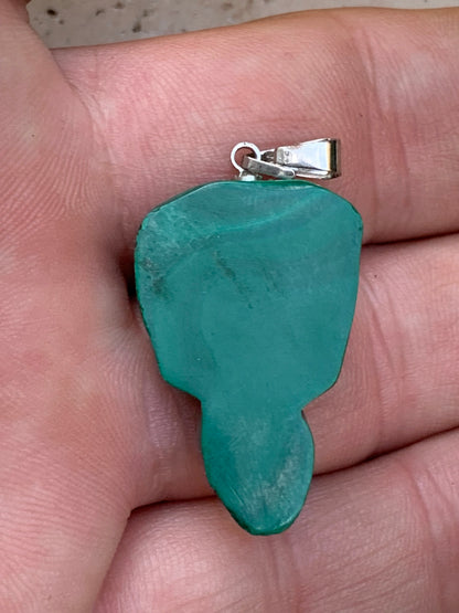 Malachite, superbe pendentif de 40 mm de hauteur x 22 de largeur x 8 d'épaisseur. Vendu avec cordon réglable de couleur noire.