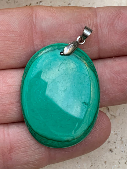 Concept : Pendentif de malachite + charm | cabochon de 38 x 29 x 5 millimètres
