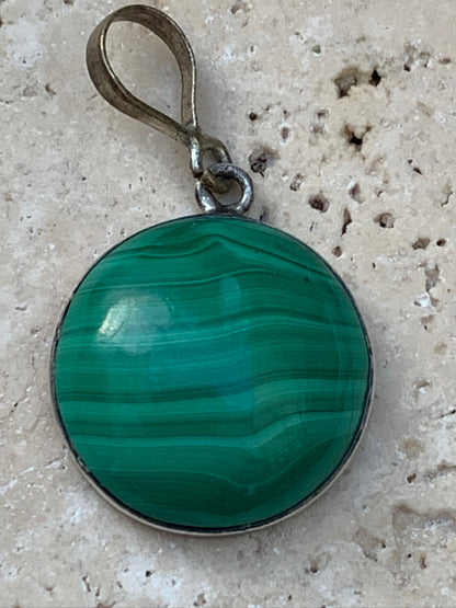 Malachite, superbe pendentif sertis Argent de 36mm de hauteur x 20 de largeur x 7 d'épaisseur. Vendu avec cordon réglable de couleur noire.