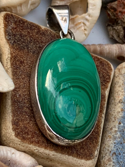 Malachite, superbe pendentif sertis Argent de 42mm de hauteur x 19 de largeur x 8 d'épaisseur. Vendu avec cordon réglable de couleur noire. (Copie)