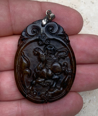Jade néphrite, pendentif signe astrologique Chinois du Cheval, 60 mm de hauteur x 37 de largeur x 6 d'épaisseur. Vendu avec cordon réglable de couleur noire.