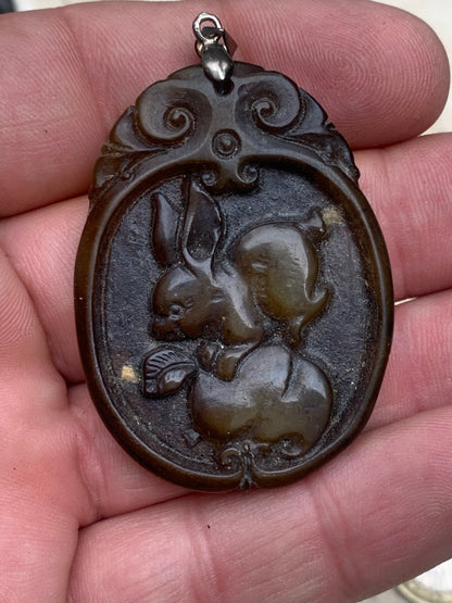 Jade néphrite, pendentif signe astrologique Chinois du Lapin, 60 mm de hauteur x 37 de largeur x 9 d'épaisseur. Vendu avec cordon réglable de couleur noire.