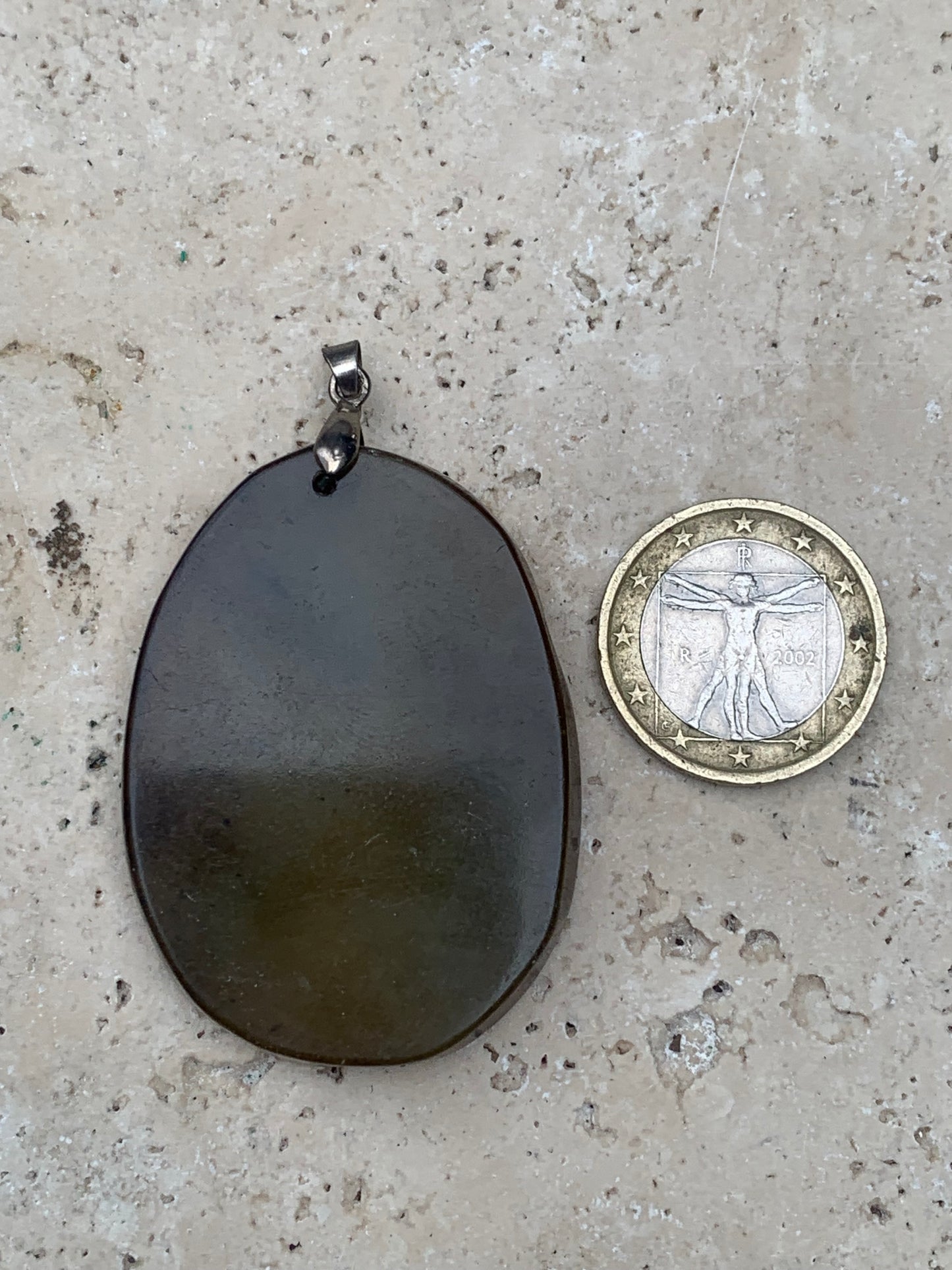 Jade néphrite, pendentif signe astrologique Chinois du Lapin, 60 mm de hauteur x 37 de largeur x 9 d'épaisseur. Vendu avec cordon réglable de couleur noire.