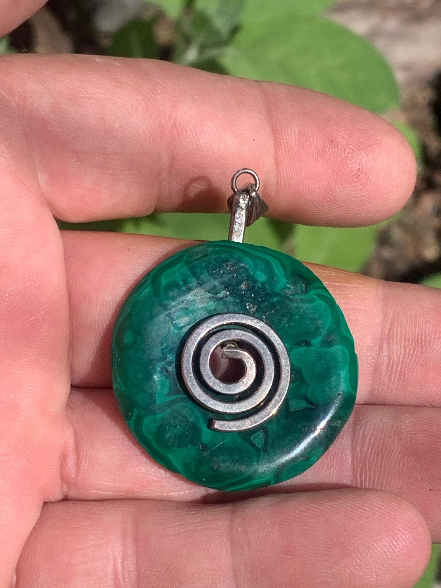 Malachite, superbe pendentif 'Donuts', de 50mm de hauteur x 35 de largeur x 5 d'épaisseur. Vendu avec ou sans support en métal, et avec cordon réglable de couleur noire offert.