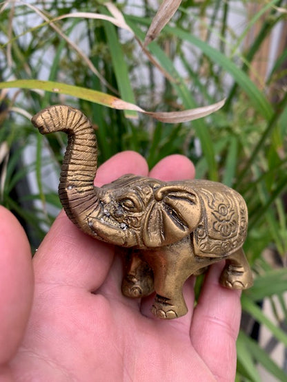 Mini- statuette d'éléphant en métal (laiton) - 7 x 7,5 cm - ± 185 gr.