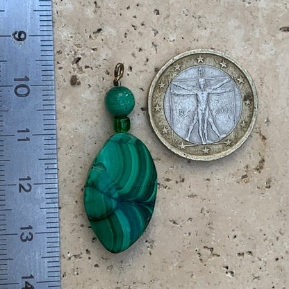Malachite, pendentif en perle, de 38mm de hauteur x 15 de largeur x 5 d'épaisseur. Vendu avec cordon réglable de couleur noire offert !
