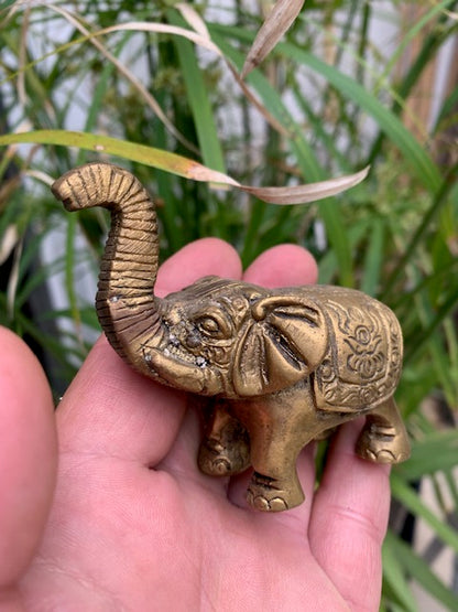Mini- statuette d'éléphant en métal (laiton) - 7 x 7,5 cm - ± 185 gr.