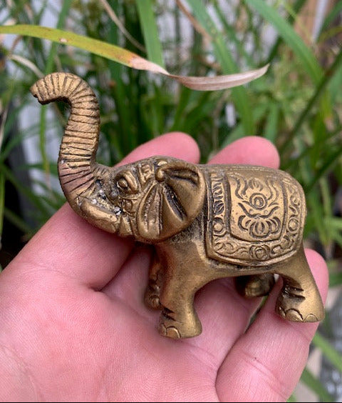 Mini- statuette d'éléphant en métal (laiton) - 7 x 7,5 cm - ± 185 gr.