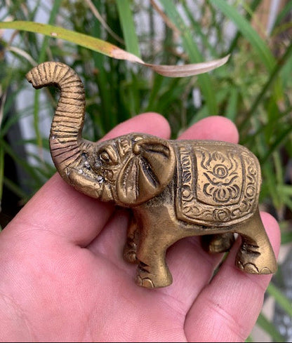 Mini- statuette d'éléphant en métal (laiton) - 7 x 7,5 cm - ± 185 gr.