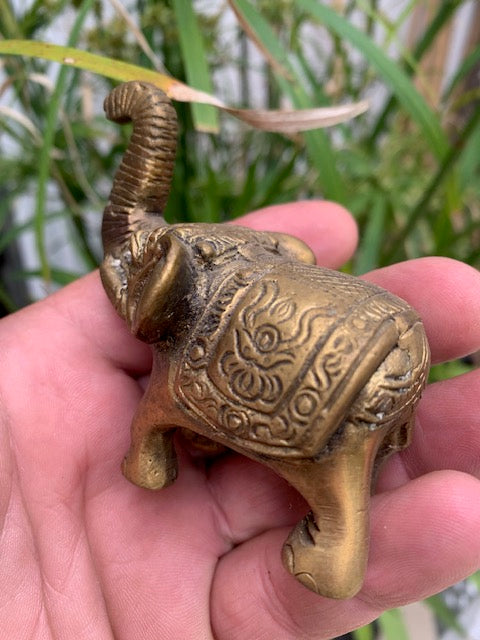Mini- statuette d'éléphant en métal (laiton) - 7 x 7,5 cm - ± 185 gr.