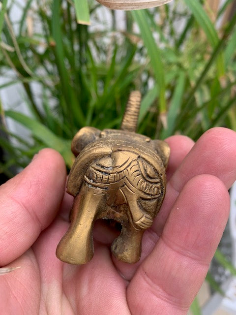 Mini- statuette d'éléphant en métal (laiton) - 7 x 7,5 cm - ± 185 gr.