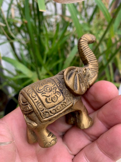 Mini- statuette d'éléphant en métal (laiton) - 7 x 7,5 cm - ± 185 gr.