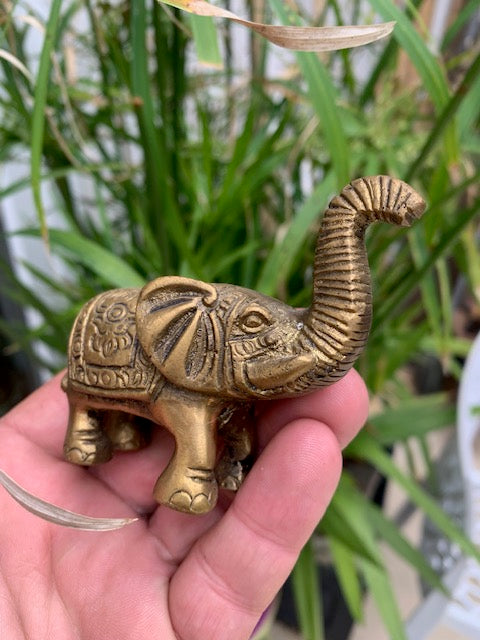 Mini- statuette d'éléphant en métal (laiton) - 7 x 7,5 cm - ± 185 gr.